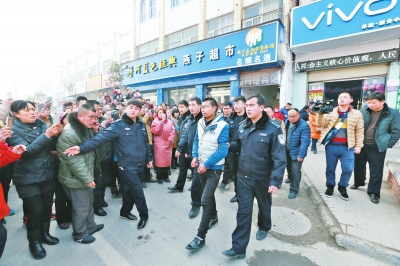 修手機(jī)起爭(zhēng)執(zhí) 開(kāi)封男子持射釘“槍”行兇致4個(gè)月大嬰兒死亡