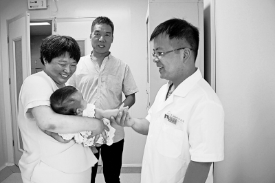“袖珍女嬰”出生時(shí)只有1.8斤 男醫(yī)生成“超級(jí)奶爸”