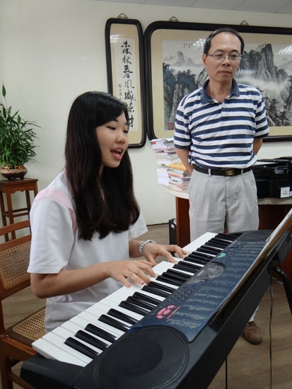 臺灣女孩街頭彈唱賺生活費成功申請美國7所大學(xué)