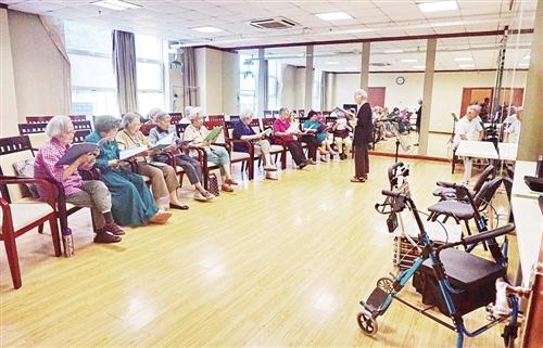 燕達金色年華合唱團二隊女聲正在練習歌曲。 本報記者 周明陽攝