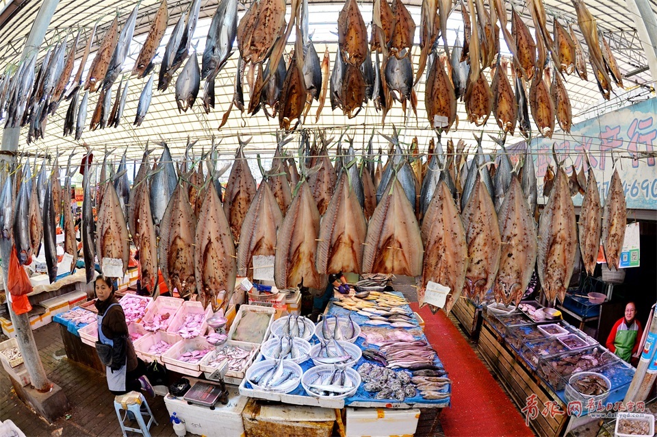 青島進(jìn)入秋鲅魚晾曬季 空中美味誘人味蕾(圖)