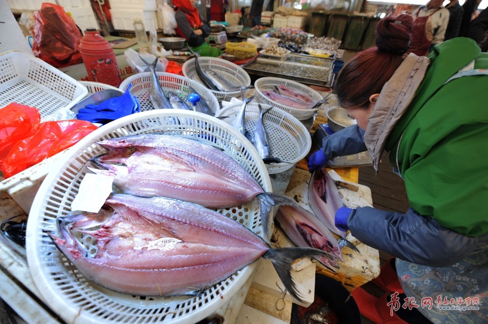 青島進(jìn)入秋鲅魚晾曬季 空中美味誘人味蕾(圖)