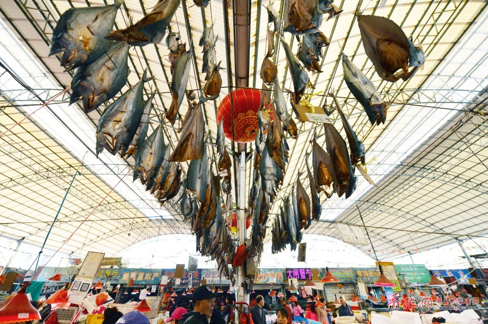 青島進(jìn)入秋鲅魚晾曬季 空中美味誘人味蕾(圖)