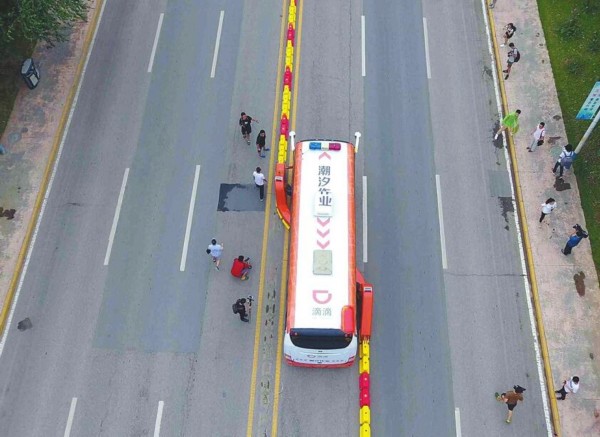 山東首臺“拉鏈車”亮相濟南旅游路 自動設(shè)置潮汐車道