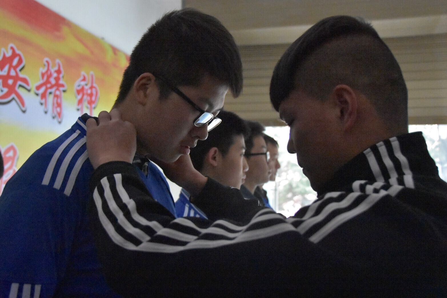 “媽媽，請(qǐng)聽我給您唱首歌”——30名非典型“留守兒童”的春節(jié)晚會(huì)