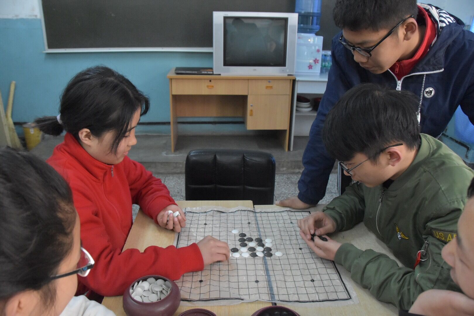 “媽媽，請(qǐng)聽我給您唱首歌”——30名非典型“留守兒童”的春節(jié)晚會(huì)